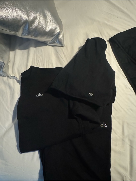 ALO Yoga Tops - ALO Yoga accolade set + boxy tee 
Black straight leg Sweatpants crew sweatshirt